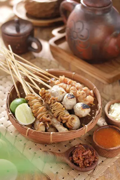 Sate Taichan, diğer satürlerin aksine fıstık ve ketçap baharatsız servis edilen bir tavuk çeşididir. Sambal ve sıkılmış limonla servis edilir.,