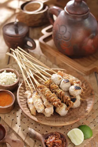 Sate Taichan, diğer satürlerin aksine fıstık ve ketçap baharatsız servis edilen bir tavuk çeşididir. Sambal ve sıkılmış limonla servis edilir.,