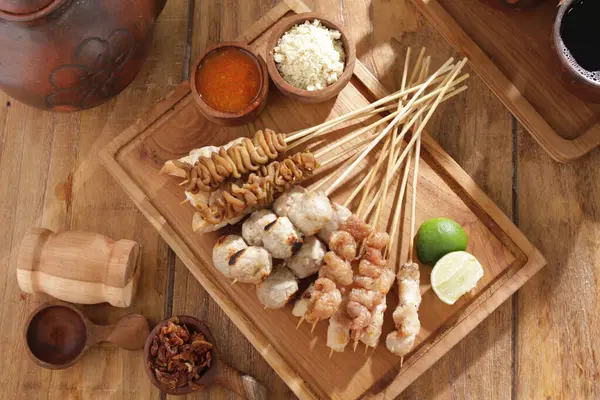 Sate Taichan, diğer satürlerin aksine fıstık ve ketçap baharatsız servis edilen bir tavuk çeşididir. Sambal ve sıkılmış limonla servis edilir.,