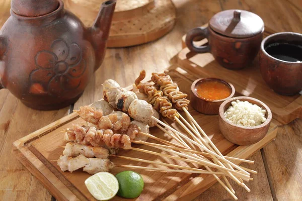 Sate Taichan, diğer satürlerin aksine fıstık ve ketçap baharatsız servis edilen bir tavuk çeşididir. Sambal ve sıkılmış limonla servis edilir.,