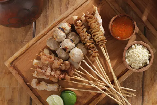 Sate Taichan, diğer satürlerin aksine fıstık ve ketçap baharatsız servis edilen bir tavuk çeşididir. Sambal ve sıkılmış limonla servis edilir.,