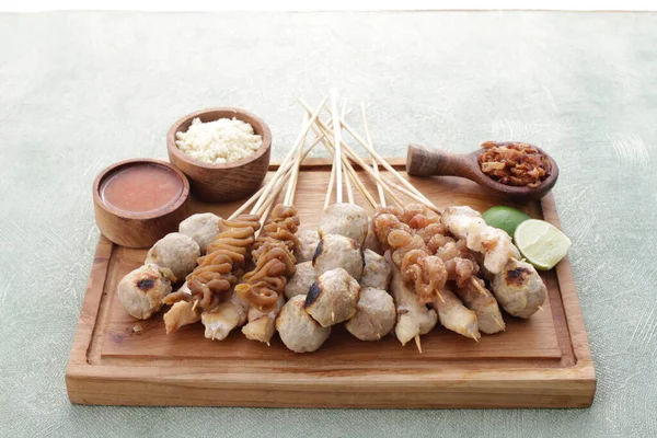 Sate Taichan, diğer satürlerin aksine fıstık ve ketçap baharatsız servis edilen bir tavuk çeşididir. Sambal ve sıkılmış limonla servis edilir.,