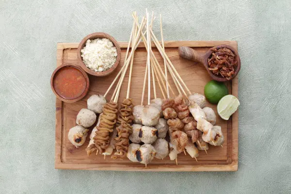Sate Taichan, diğer satürlerin aksine fıstık ve ketçap baharatsız servis edilen bir tavuk çeşididir. Sambal ve sıkılmış limonla servis edilir.,