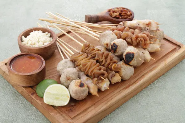 Sate Taichan, diğer satürlerin aksine fıstık ve ketçap baharatsız servis edilen bir tavuk çeşididir. Sambal ve sıkılmış limonla servis edilir.,
