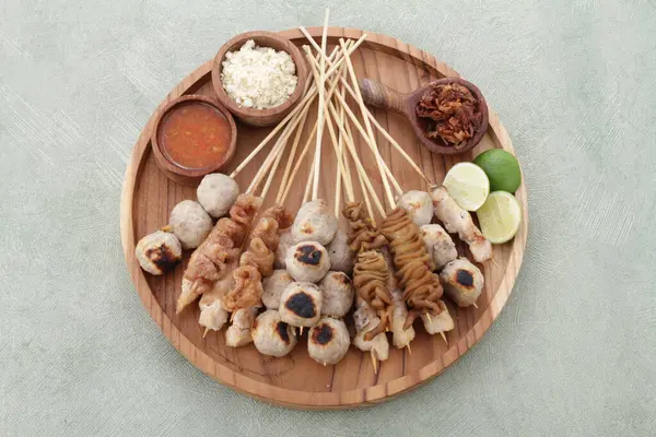 Sate Taichan, diğer satürlerin aksine fıstık ve ketçap baharatsız servis edilen bir tavuk çeşididir. Sambal ve sıkılmış limonla servis edilir.,