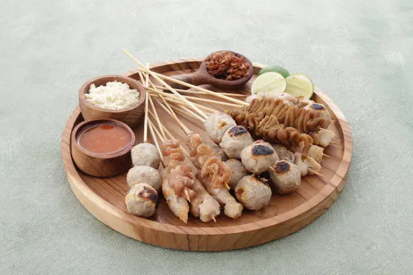 Sate Taichan, diğer satürlerin aksine fıstık ve ketçap baharatsız servis edilen bir tavuk çeşididir. Sambal ve sıkılmış limonla servis edilir.,