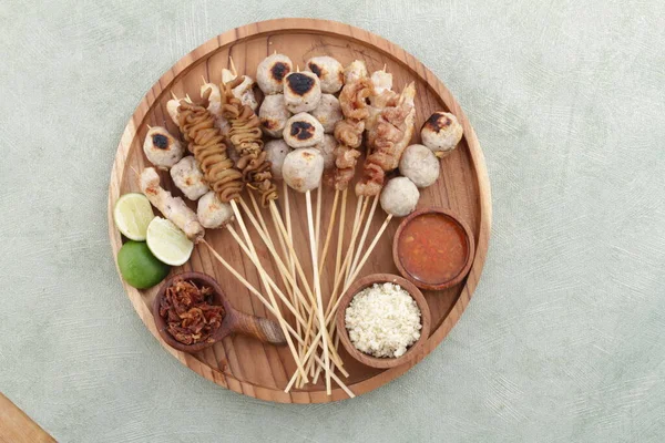Sate Taichan, diğer satürlerin aksine fıstık ve ketçap baharatsız servis edilen bir tavuk çeşididir. Sambal ve sıkılmış limonla servis edilir.,