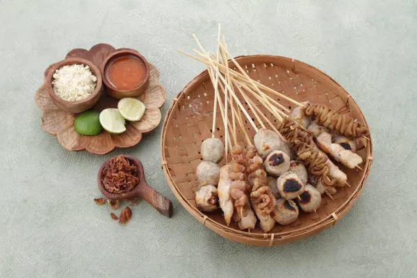 Sate Taichan, diğer satürlerin aksine fıstık ve ketçap baharatsız servis edilen bir tavuk çeşididir. Sambal ve sıkılmış limonla servis edilir.,