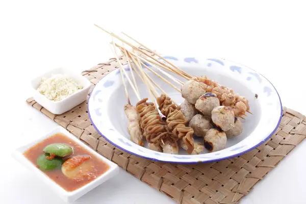 Sate Taichan, diğer satürlerin aksine fıstık ve ketçap baharatsız servis edilen bir tavuk çeşididir. Sambal ve sıkılmış limonla servis edilir.,