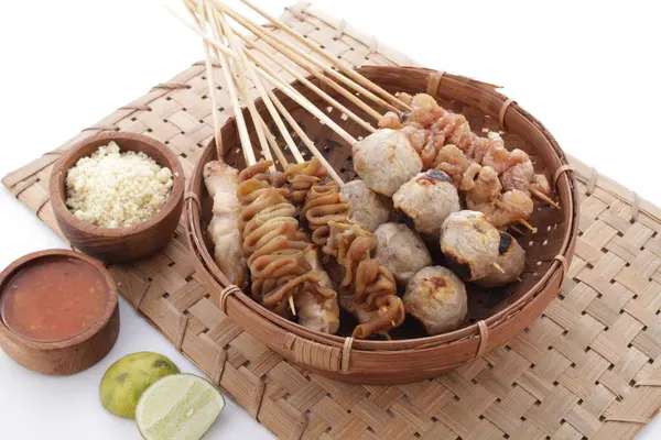 Sate Taichan, diğer satürlerin aksine fıstık ve ketçap baharatsız servis edilen bir tavuk çeşididir. Sambal ve sıkılmış limonla servis edilir.,