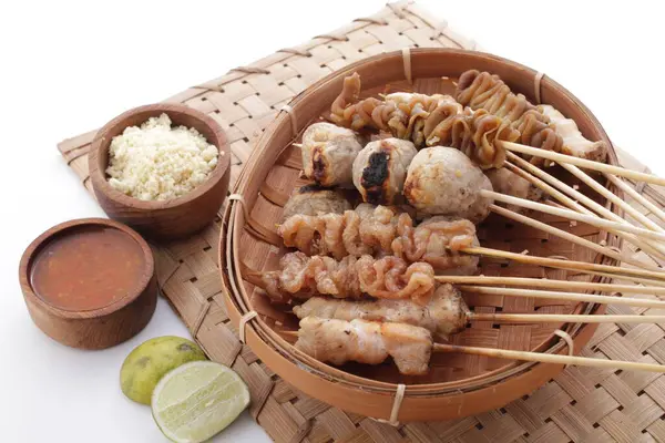 Sate Taichan, diğer satürlerin aksine fıstık ve ketçap baharatsız servis edilen bir tavuk çeşididir. Sambal ve sıkılmış limonla servis edilir.,