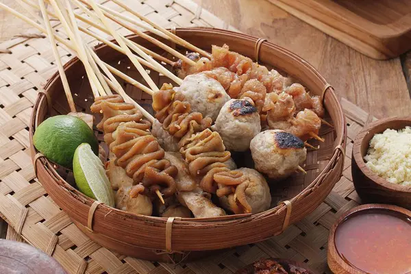 Sate Taichan, diğer satürlerin aksine fıstık ve ketçap baharatsız servis edilen bir tavuk çeşididir. Sambal ve sıkılmış limonla servis edilir.,
