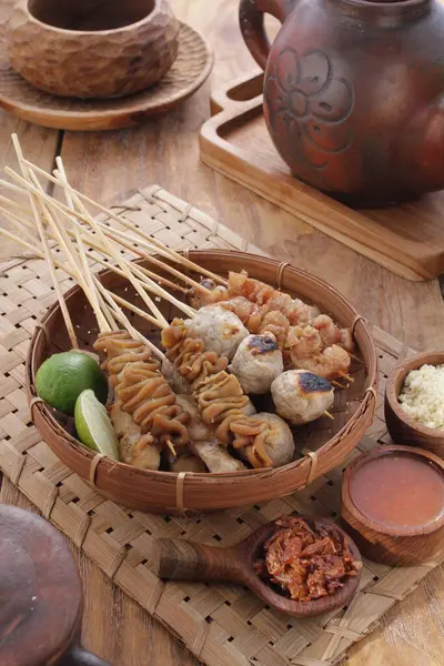 Sate Taichan, diğer satürlerin aksine fıstık ve ketçap baharatsız servis edilen bir tavuk çeşididir. Sambal ve sıkılmış limonla servis edilir.,