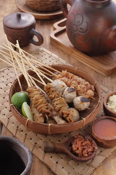 Sate Taichan, diğer satürlerin aksine fıstık ve ketçap baharatsız servis edilen bir tavuk çeşididir. Sambal ve sıkılmış limonla servis edilir.,