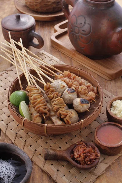 Sate Taichan, diğer satürlerin aksine fıstık ve ketçap baharatsız servis edilen bir tavuk çeşididir. Sambal ve sıkılmış limonla servis edilir.,