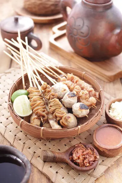 Sate Taichan, diğer satürlerin aksine fıstık ve ketçap baharatsız servis edilen bir tavuk çeşididir. Sambal ve sıkılmış limonla servis edilir.,