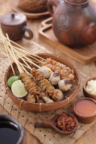 Sate Taichan, diğer satürlerin aksine fıstık ve ketçap baharatsız servis edilen bir tavuk çeşididir. Sambal ve sıkılmış limonla servis edilir.,
