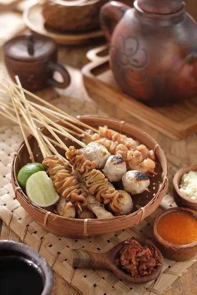 Sate Taichan, diğer satürlerin aksine fıstık ve ketçap baharatsız servis edilen bir tavuk çeşididir. Sambal ve sıkılmış limonla servis edilir.,