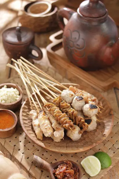 Sate Taichan, diğer satürlerin aksine fıstık ve ketçap baharatsız servis edilen bir tavuk çeşididir. Sambal ve sıkılmış limonla servis edilir.,