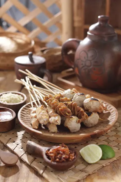Sate Taichan, diğer satürlerin aksine fıstık ve ketçap baharatsız servis edilen bir tavuk çeşididir. Sambal ve sıkılmış limonla servis edilir.,