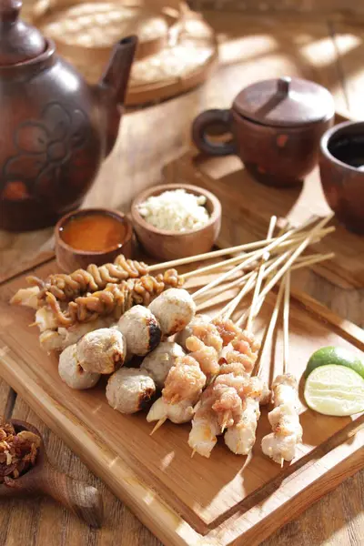 Sate Taichan, diğer satürlerin aksine fıstık ve ketçap baharatsız servis edilen bir tavuk çeşididir. Sambal ve sıkılmış limonla servis edilir.,