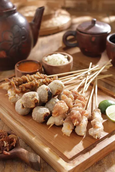 Sate Taichan, diğer satürlerin aksine fıstık ve ketçap baharatsız servis edilen bir tavuk çeşididir. Sambal ve sıkılmış limonla servis edilir.,