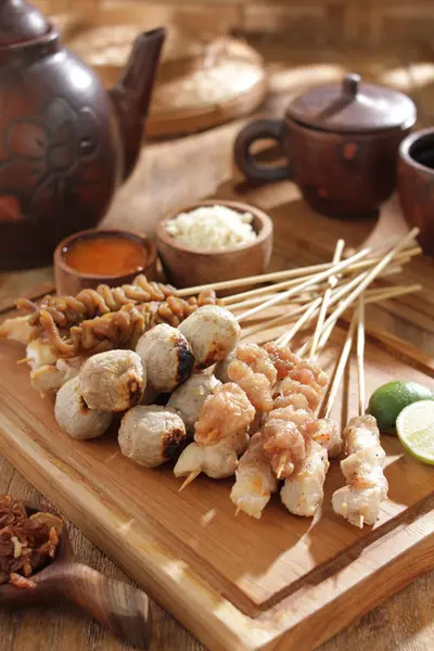 Sate Taichan, diğer satürlerin aksine fıstık ve ketçap baharatsız servis edilen bir tavuk çeşididir. Sambal ve sıkılmış limonla servis edilir.,