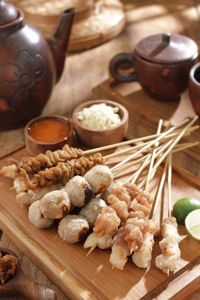 Sate Taichan, diğer satürlerin aksine fıstık ve ketçap baharatsız servis edilen bir tavuk çeşididir. Sambal ve sıkılmış limonla servis edilir.,