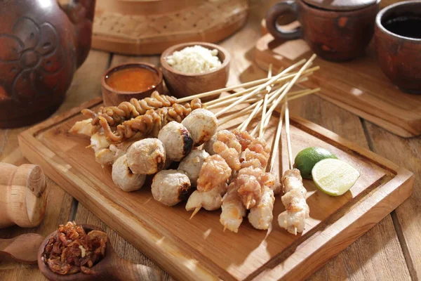 Sate Taichan, diğer satürlerin aksine fıstık ve ketçap baharatsız servis edilen bir tavuk çeşididir. Sambal ve sıkılmış limonla servis edilir.,