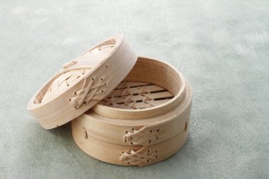 Ahşap masada geleneksel Çin bambu çubukları