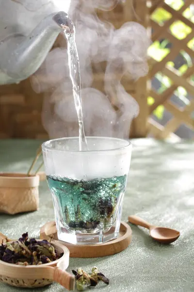 Zielona Herbata Szklanym Kubku Drewnianym Stole — Zdjęcie stockowe