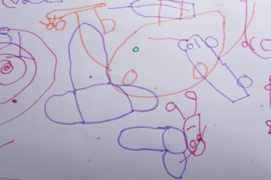 Çocuklar beyaz bir kağıda resim çiziyor..