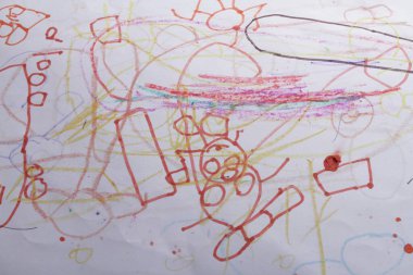 Yere çocuk çizimleri, pastel boyalar, kalemler ve kalemler çiziyor.