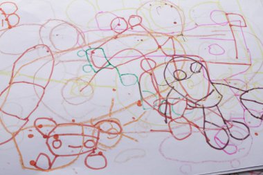 Bir çocuğun renkli çizimleri