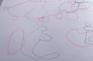 Beyaz arka planda çocuğun çizimlerinin çizimi.