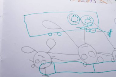 Çocukların çizimlerinin görüntüsü.