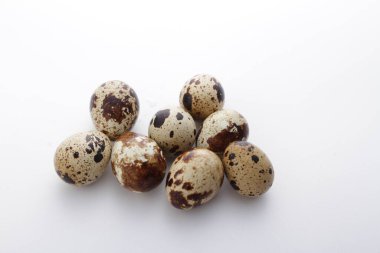 Yuvadaki beyaz arkaplanda paskalya yumurtaları