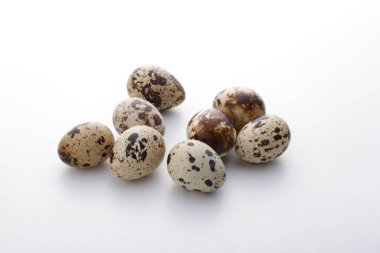 Beyaz arka planı olan bıldırcın yumurtaları. Yakın plan.