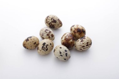 Beyaz arka planda bıldırcın yumurtaları.