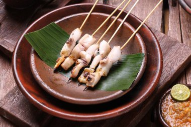 Sate Taichan, diğer satürlerin aksine fıstık ve ketçap baharatsız servis edilen bir tavuk çeşididir. Sambal ve sıkılmış limonla servis edilir.,