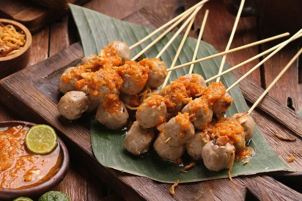 Sate Taichan, diğer satürlerin aksine fıstık ve ketçap baharatsız servis edilen bir tavuk çeşididir. Sambal ve sıkılmış limonla servis edilir.,