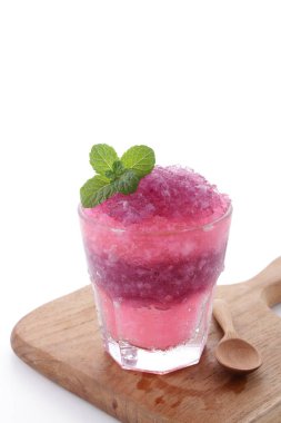 Tatlı, ekşi ve taze meyve aromalı buzlu dondurma.