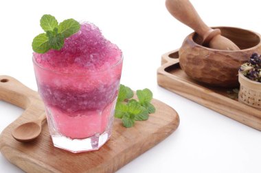 Tatlı, ekşi ve taze meyve aromalı buzlu dondurma.