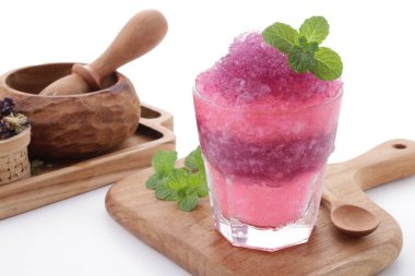 Tatlı, ekşi ve taze meyve aromalı buzlu dondurma.