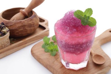 Tatlı, ekşi ve taze meyve aromalı buzlu dondurma.