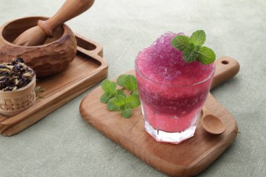 Tatlı, ekşi ve taze meyve aromalı buzlu dondurma.