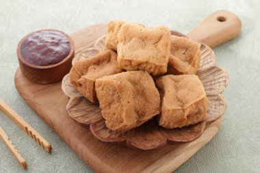 Tahu sumedang, Sumedang, Batı Java, Endonezya 'da kızartılmış bir Tofu türüdür. İlk olarak Çinli bir Endonezyalı olan Ong Kino tarafından yapıldı. Diğer tofulardan farklı özellikleri var..