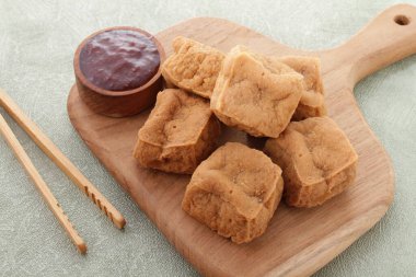 Tahu sumedang, Sumedang, Batı Java, Endonezya 'da kızartılmış bir Tofu türüdür. İlk olarak Çinli bir Endonezyalı olan Ong Kino tarafından yapıldı. Diğer tofulardan farklı özellikleri var..