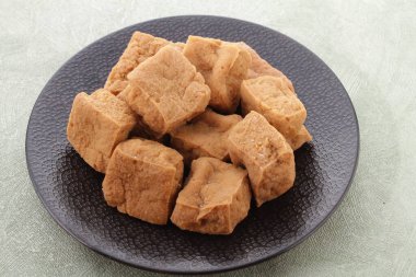 Tahu sumedang, Sumedang, Batı Java, Endonezya 'da kızartılmış bir Tofu türüdür. İlk olarak Çinli bir Endonezyalı olan Ong Kino tarafından yapıldı. Diğer tofulardan farklı özellikleri var..