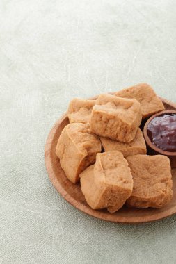 Tahu sumedang, Sumedang, Batı Java, Endonezya 'da kızartılmış bir Tofu türüdür. İlk olarak Çinli bir Endonezyalı olan Ong Kino tarafından yapıldı. Diğer tofulardan farklı özellikleri var..